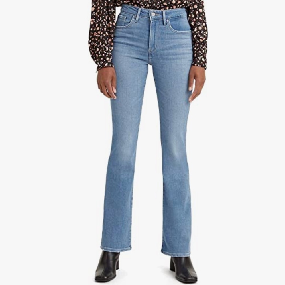 Levi's Women's 725 High Rise Bootcut Jeans (Light Wash) Size 25 Short